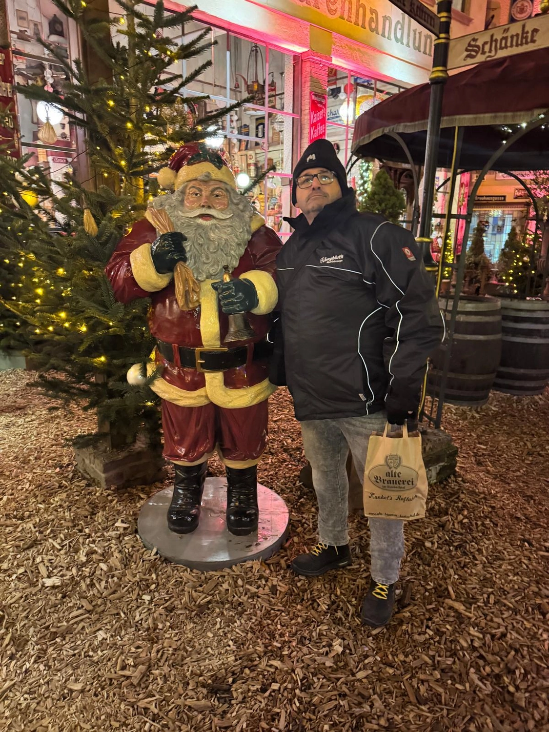Mir Pääntz vom Wasserturm - Karnevalsverein - Weihnachtsmannstatue und ein Mann